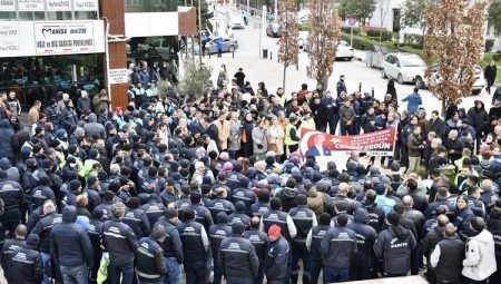 Manisa’da maaş zammına davullu zurnalı kutlama