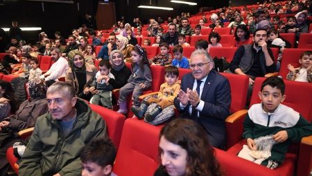 Büyükkılıç, miniklerin çocuk tiyatrosu mutluluğuna ortak oldu