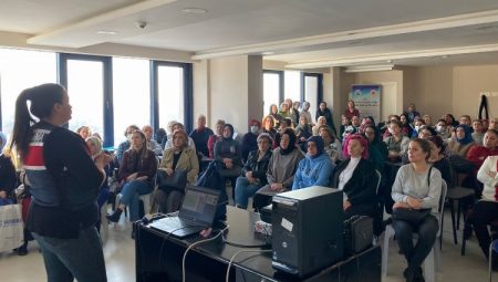 İZMEK kursiyerlerine farkındalık eğitimi verildi