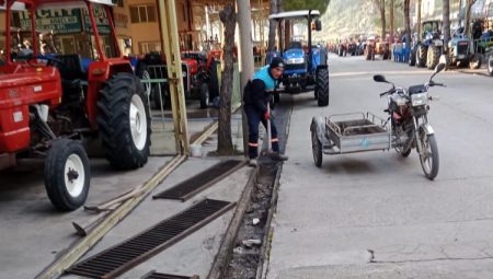 Kırkağaç’ta yağmursuyu ızgaraları temizlendi