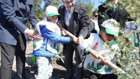 İzmir’de özel çocuklar fidan dikti