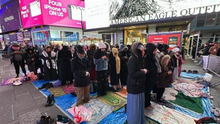 Times Meydanı’nda ilk teravih