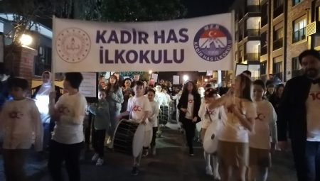 İstanbul’da öğrencilerden iftar sonrası renkli fener alayı