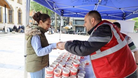 İzmit Belediyesi şehitler anısına helva dağıttı