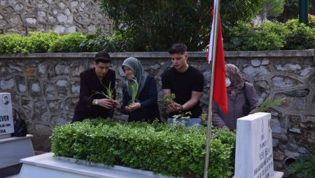 Bursa Yıldırım’da gençlerden şehitlere vefa