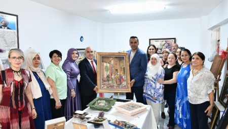 Çiğlili kadın kursiyerlerin el emeği ürünleri görücüye çıktı