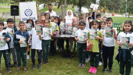 Çocuklar Ninem Korkut’tan masallar dinlediler