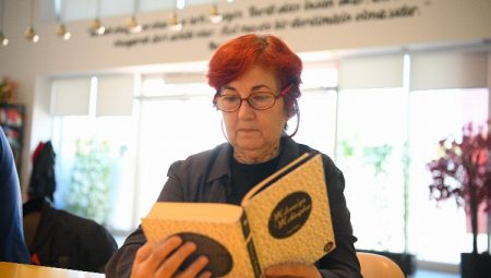 Kitap Kahve’nin müdavimi, gençlere örnek oluyor