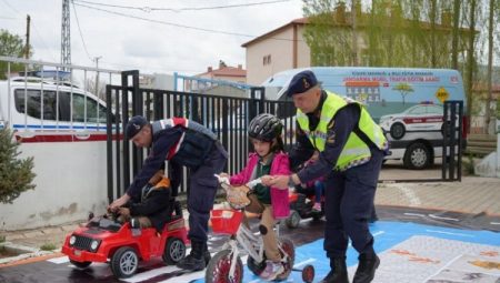 Köy okulu miniklerine trafik eğitimi