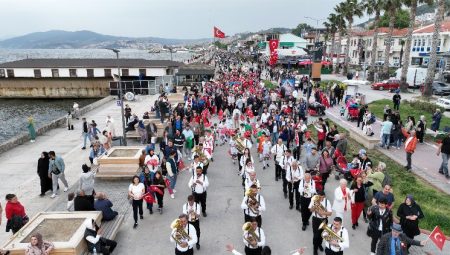 Mudanya’da bayram da, sahne de gençlerin