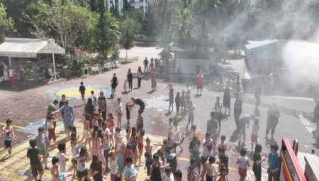 Adana İtfaiyesi’nden serinleten sürpriz