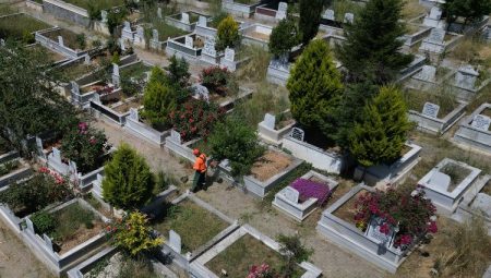 Gebze mezarlıklarında bayramlık çalışmalar