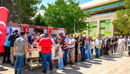 Başkan Sami Er, aşure dağıtım programında vatandaşlarla buluştu