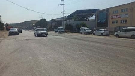 Geçit Mahallesi’ndeki bu kasis trafiği tehlikeye sokuyor