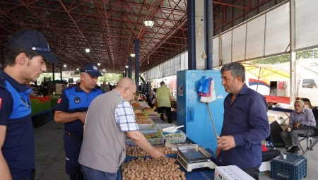 Melikgazi Belediyesi zabıta ekipleri pazar denetimi yaptı