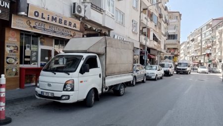Mudanya’da gelişi güzel park eden araçlar trafiği zor durumda bırakıyor