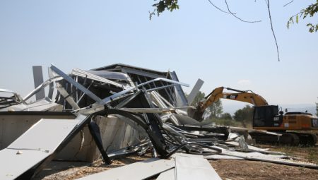Nilüfer Tahtalı’da iki kaçak yapıya daha balyoz