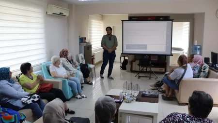 Asırlık Çınar Evin’de İzmit’in çınarlarına önemli seminer