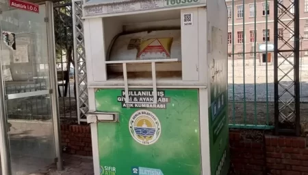 Gemlik’in giysi kumbaraları ihtiyaç sahiplerinin yüzünü güldürüyor