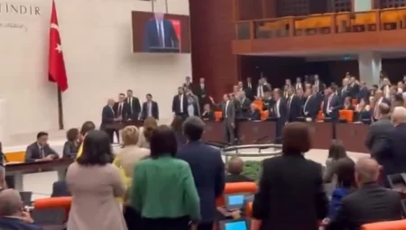 Olağanüstü oturumda kan aktı!