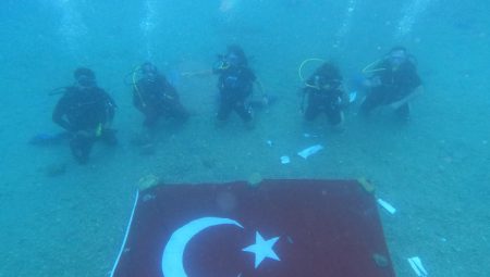 Zafer Bayramı’nı Saros’da bayrak açarak kutladılar