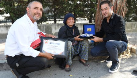 82’lik Nefise teyzeden örnek hareket