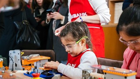 Akbank, Dönüşümde Gelecek Var ile On Binlerce Çocuğun Eğitim Tecrübesini Düzgünleştiriyor