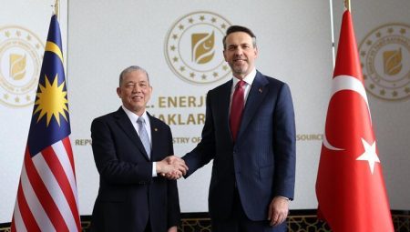 Bakan Bayraktar, Malezyalı mevkidaşı ile bir ortaya geldi – Düzgün Haber