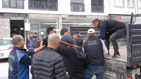 Burhaniye’de Yol ve Kaldırım İşgaline Müdahale