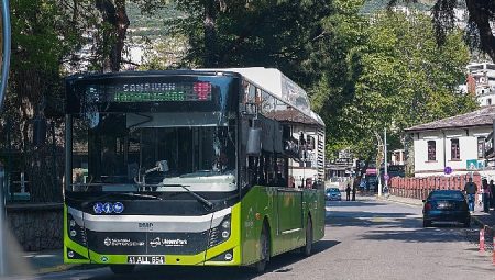 Büyükşehir’in otobüsleri ve tramvayda “Şampiyon Kocaelispor” yazdı