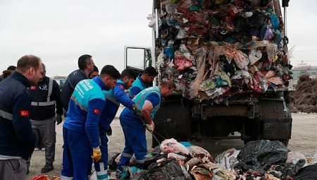İçinde telefon ve para olan çantasını kazara çöpe attı