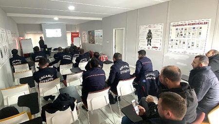İtfaiye çalışanına ‘asansörde kurtarma’ eğitimi