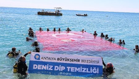 Konyaaltı Kıyısı’nda deniz tabanı paklığı yapıldı