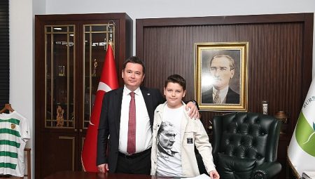 Lider Aydın koltuğunu çocuklara devretti