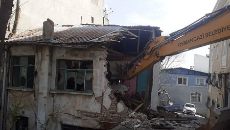 Osmangazi’de metruk binalar yıkılıyor