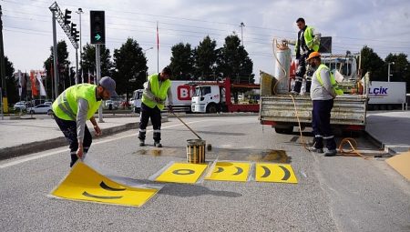 Yol ve yaya çizgileri yenileniyor