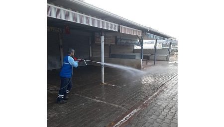 Akbük Semt Pazarı, belediye gruplarınca temizlendi.