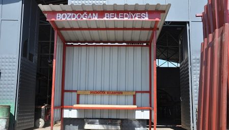 Bozdoğan Belediyesi Bankları ve Durakları Kendi İmkânlarıyla Üretiyor Tasarruf Belediyeciliği ile Kaynaklar Daha Aktif Kullanılıyor