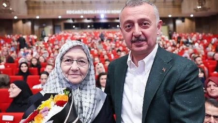 Büyükakın’dan annesine çiçekli kutlama