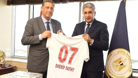 Corendon Airlines Yönetim Kurulu Lideri Yıldıray Karaer, Mısır’ın Turizm ve Sivil Havacılık Bakanları ile bir ortaya geldi