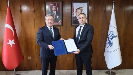 DEÜ ve Tez-Koop-İş ortasında toplu iş mukavelesi imzalandı