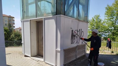 Gölcük’teki üst geçitler elden geçiriliyor Gölcük’teki üst geçitler elden geçiriliyor