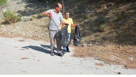 Kemer Belediyesi, yabancı asıllı bayanlarla paklık yaptı