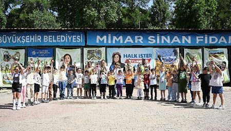 Minik öğrenciler anneleri için en hoş hediyeyi Büyükşehir Belediyesi’nin fidanlığında elleriyle dikti