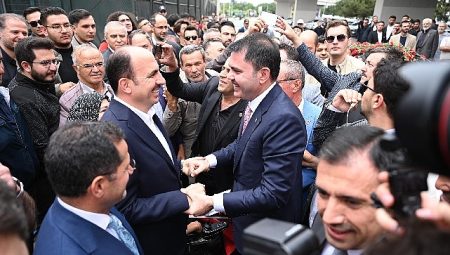 Bakan Kurum Türbeönü Çarşılarında Konyalılarla Kucaklaştı