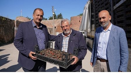 Bayram Öncesi İznik’te Mezarlıklar Çiçek Açıyor