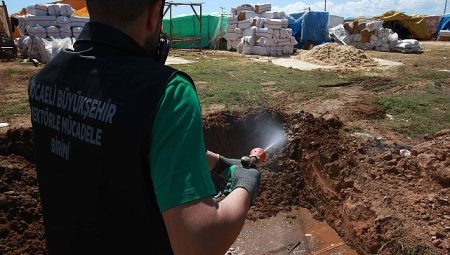 Büyükşehir, kurban pazar yerlerini ilaçlıyor