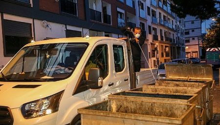 Karşıyaka’da ilaçlama gruplarından akşam mesaisi