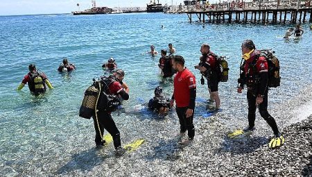 Kemer’de deniz tabanı ve kıyı paklığı aktifliği