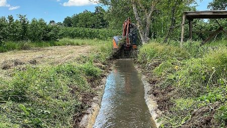 Kırsalda sulama kanalları temizleniyor